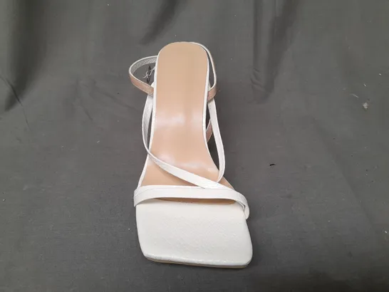 BOXED PAIR OF DESIGNER OPEN SQUARE TOE BLOCK HEEL SANDALS IN WHITE EU SIZE 38