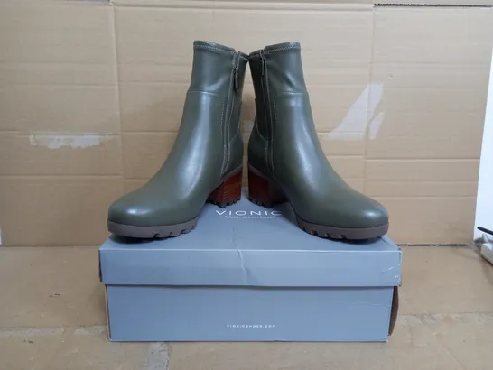 BOXED PAIR OF VIONIC BLOCK HEEL ANKLE BOOTS IN OLIVE SIZE 8