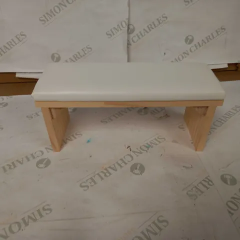 SMALL PADDED BENCH IN WHITE 