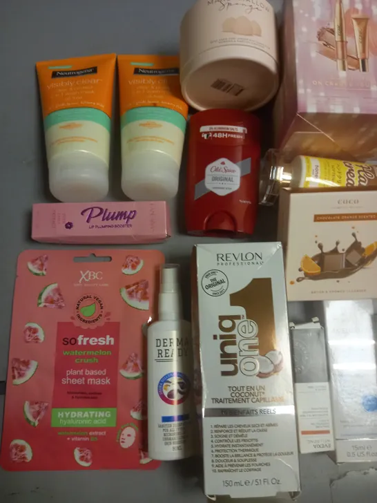 LOT OF APPROXIMATELY 25 ASSORTED HEALTH AND BEAUTY ITEMS TO INCLUDE YARDLEY LUXURY SOAP, ICONIC ALL WRAPPED UP SETS AND COCO SPONGE AND CLEANSER