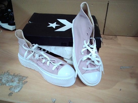 BOXED PAIR OF CONVERSE PLATFORMED TRAINERS PINK/WHITE SIZE 7