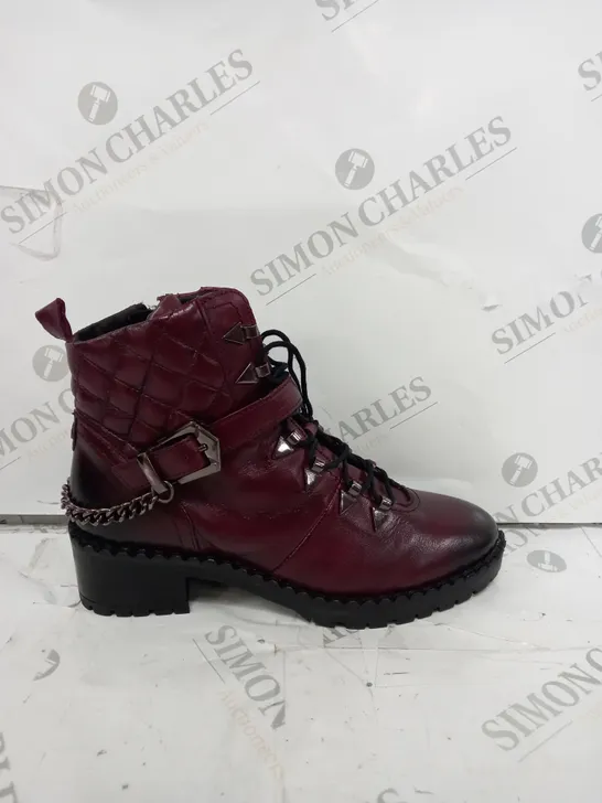 PAIR OF MODA IN PELLE ARNIE LACE UP BOOTS IN MAROON SIZE 5