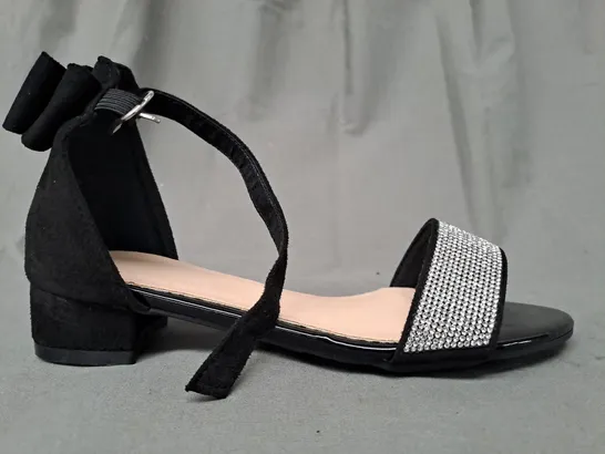 BOXED PAIR OF DESIGNER OPEN TOE LOW HEEL SANDALS IN BLACK W. JEWEL EFFECT EU SIZE 33