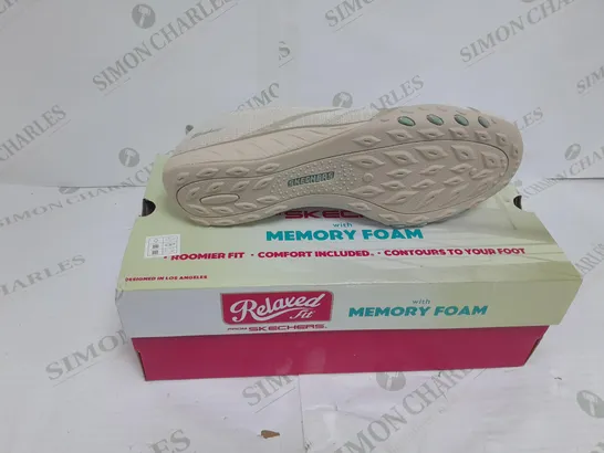 RELAXED FIT SKECHERS MEMORY FOAM BIEGE SIZE6