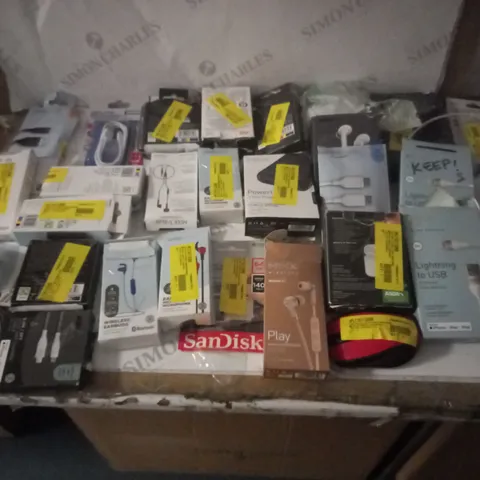 GROUP OF APPROX 30 ASSORTED TECH ITEMS TO INCLUDE USB CABLES, PC MICE, BATTERY BANKS ETC