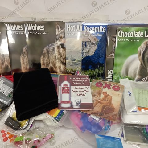 BOX OF ASSORTED ITEMS TO INCLUDE 16X 2022 CALENDARS, DOG RAINCOAT RED, BADGE HOLDERS, METAL SINK CADDY ORGANISER, USB VIDEO ADAPTER WITH AUDIO, ETC