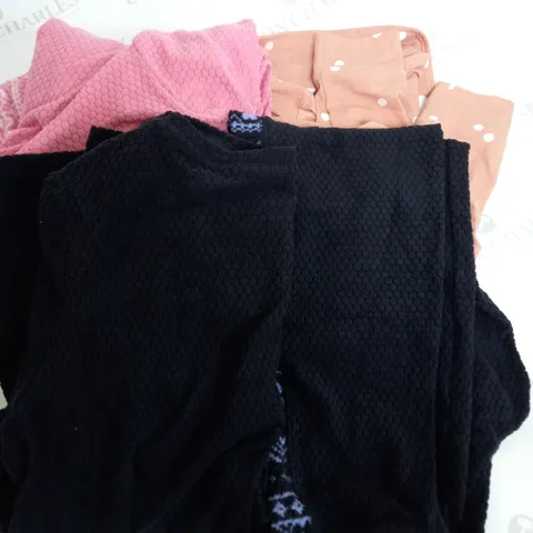 BOX OF APPROX 20 ASSORTED CLOTHING ITEMS TO INCLUDE - JUMPERS - TOPS - TROUSERS