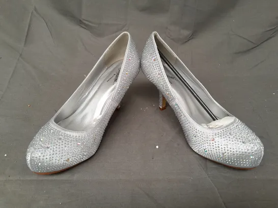 BOX OF APPROXIMATELY 10 BOXED PAIRS OF OCCASIONS BY CASANDRA CLOSED TOE MID HEEL SHOES IN SILVER SATIN W. JEWEL EFFECT - VARIOUS SIZES