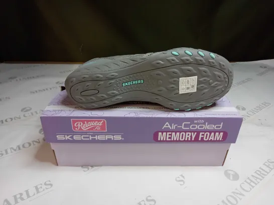 BOXED SKECHERS BREATHEEASY SHOES SIZE 4