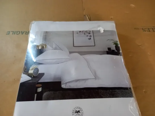 THE LYNDON COMPANY WHITE DOUBLE DUVET SET