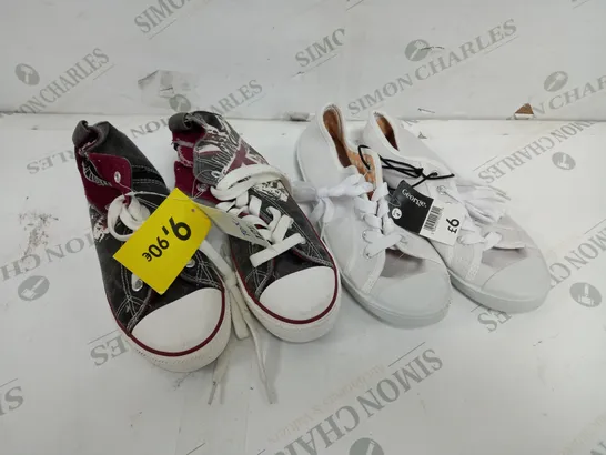 APPROXIMATELY 6 PAIR OF ASSORTED SNEAKERS TO INCLUDE SIZES 4, 4.5  