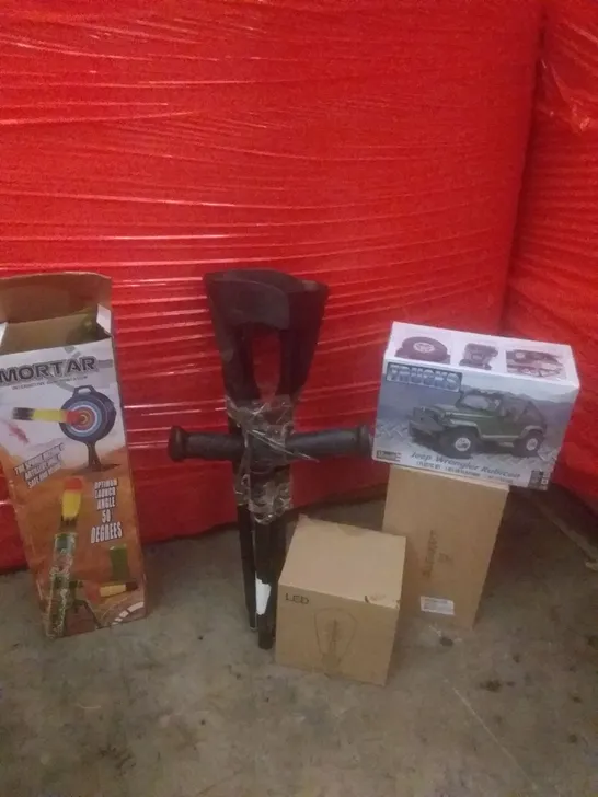 PALLET OF ASSORTED ITEMS INCLUDING LED BULB, WATERBOTTLE, JEEP TOY CAR, LAUNCHER