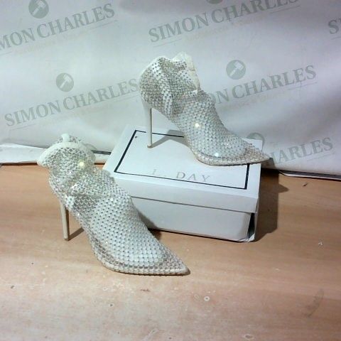 BOXED PAIR OF L.DAY HIGH HEELS SIZE 41