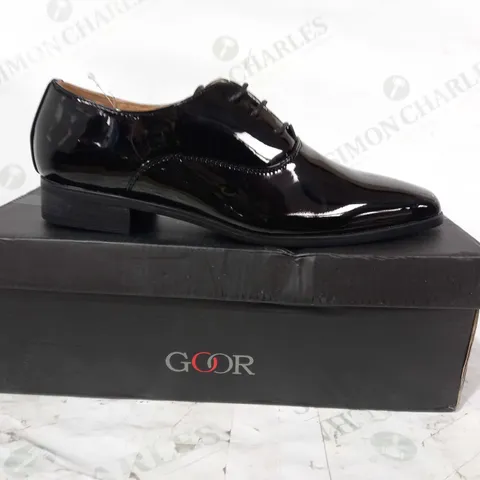 BOXED PAIR OF GOOR LEATHER LACE UP SHOES IN GLOSSY BLACK SIZE 3