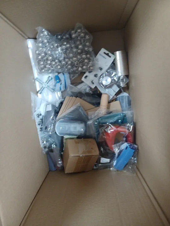 BOX OF APPROXIMATELY 20 ASSORTED HOUSEHOLD PRODUCTS TO INCLUDE CLOTHES LINE, LUGGAGE TAG, PERSONAL ALARM ETC 