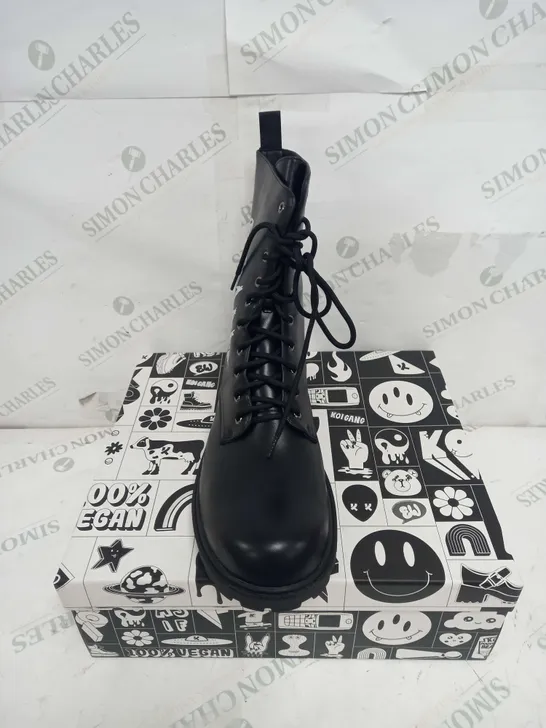 BOXED PAIR OF KOI FOOTWEAR THE STATEMENT ANIMAL FREE MENS MILITARY BOOTS - SIZE 11