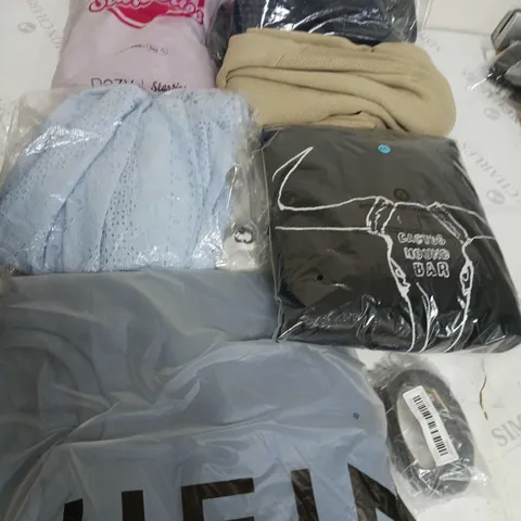 BOX OF APPROXIMATELY 20 ASSORTED CLOTHING ITEMS TO INCLUDE STARSERIES JUMPER, SHEIN TOP, BELT ETC