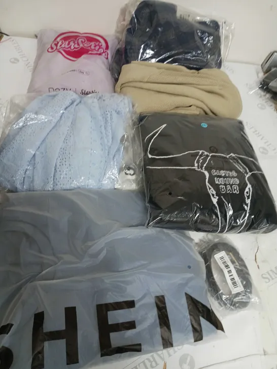 BOX OF APPROXIMATELY 20 ASSORTED CLOTHING ITEMS TO INCLUDE STARSERIES JUMPER, SHEIN TOP, BELT ETC