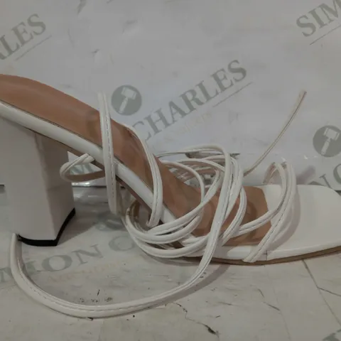 BOXED PAIR OF DESIGNER BLOCK HEELED STRAPPY OPEN TOE SANDALS IN WHITE EU SIZE 39