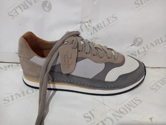 BOXED PAIR OF CLARKS SHOES IN GREY/TAN UK SIZE 9