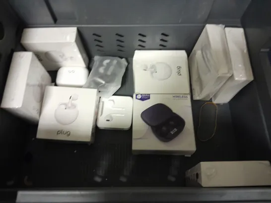 LOT OF APPROXIMATELY 22 ASSORTED AUDIO ITEMS TO INCLUDE AIRPOD PRO CASES AND PLUG EARPHONES