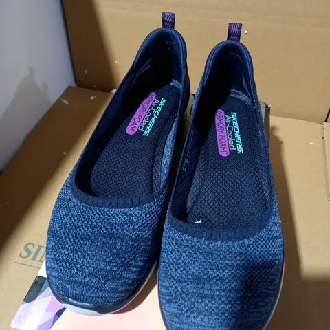 SIZE 5 SKETCHERS MICROBURST PUMP NAVY