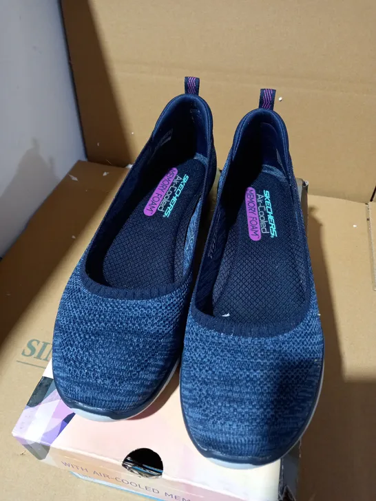 SIZE 5 SKETCHERS MICROBURST PUMP NAVY