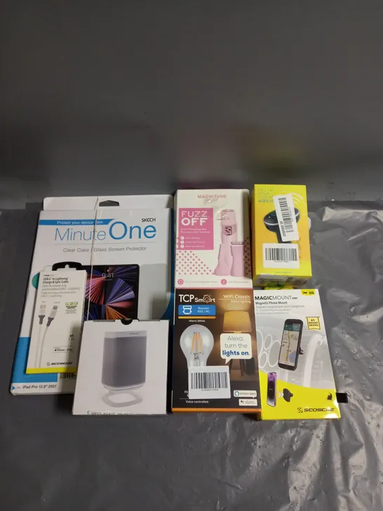 BOX OF APPROXIMATELY 15 ELECTRICAL ITEMS TO INCLUDE MAGNITUDE LONDON 3-IN-1 RECHARGABLE PRECISION HAIR TRIMMER, PHILIPS LIGHT BULB TWIN PACK, SCOSCHE MAGNETIC PHONE MOUNT ETC