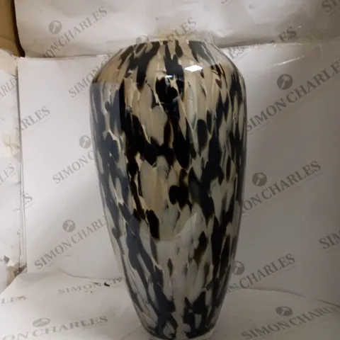 PATTERNED VASE