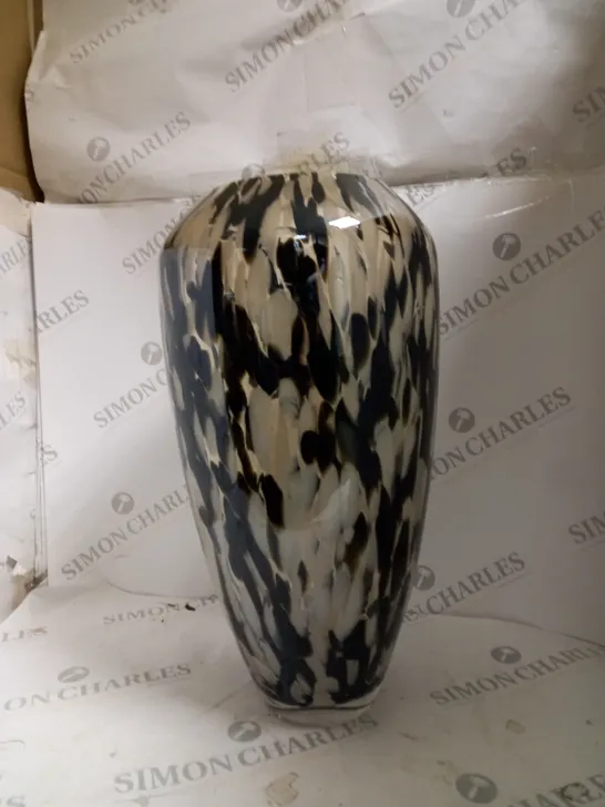 PATTERNED VASE