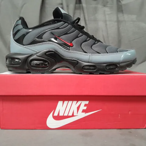 BOXED PAIR OF NIKE AIR MAX PLUS SHOES IN GREY/BLACK/RED UK SIZE UK SIZE 9