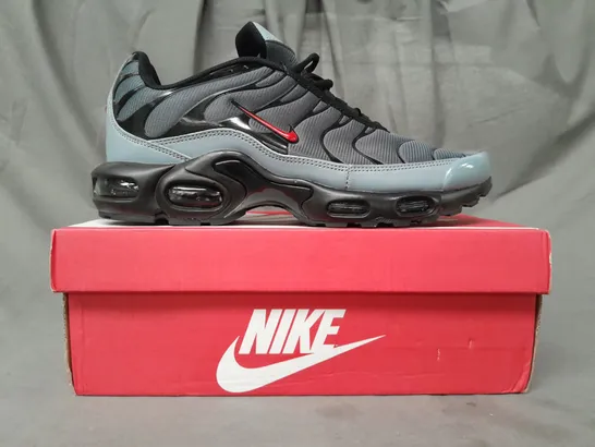 BOXED PAIR OF NIKE AIR MAX PLUS SHOES IN GREY/BLACK/RED UK SIZE UK SIZE 9