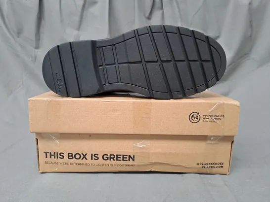 BOXED PAIR OF CLARKS SHOES IN BLACK UK SIZE 5.5