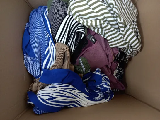 BOX OF APPROX 20 ASSORTED CLOTHING ITEMS TO INCLUDE - JUMPERS - TOPS 