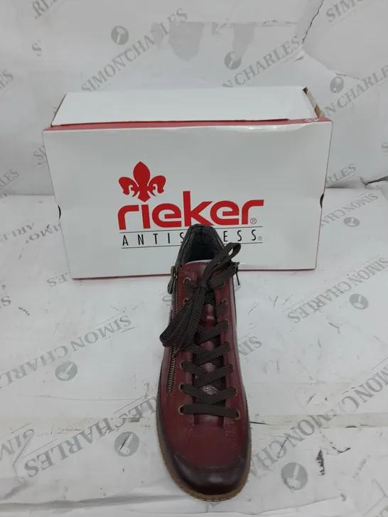 BOXED PAIR OF RIEKER SIDE ZIP WATER RESISTANT BOOTS IN BURGUNDY SIZE 6