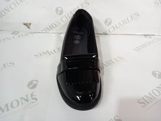 BOXED PAIR OF CLARKS SCALA BRIGHT Y SLIP-ON SHOES IN GLOSSY BLACK UK SIZE 7.5