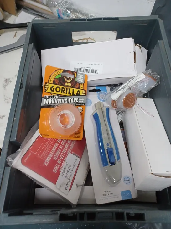 BOX OF APPROXIMATELY 20 ASSORTED HOUSEHOLD ITEMS TO INCLUDE LIGHTING, PLUG SOCKET AND PAINTBRUSHES