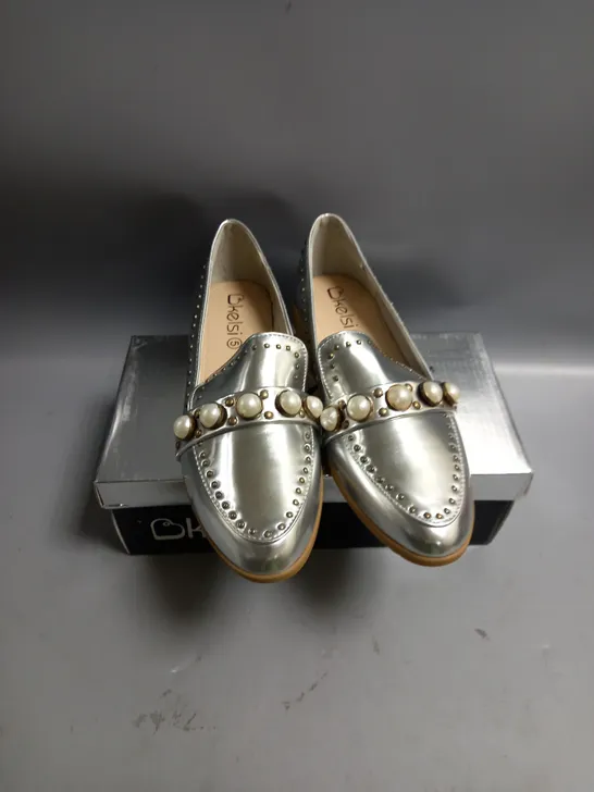 BOXED KELSI LADIES FLAT SHOES SILVER WITH BEADING DETAIL. SIZE 5