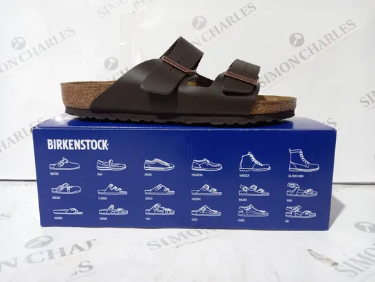 BOXED PAIR OF BIRKENSTOCK ARIZONA BS OPEN TOE SANDALS IN BROWN UK SIZE 7.5