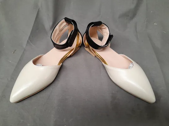 BOXED PAIR OF DESIGNER POINTED TOE SHOES IN WHITE/BLACK/METALLIC GOLD EU SIZE 35