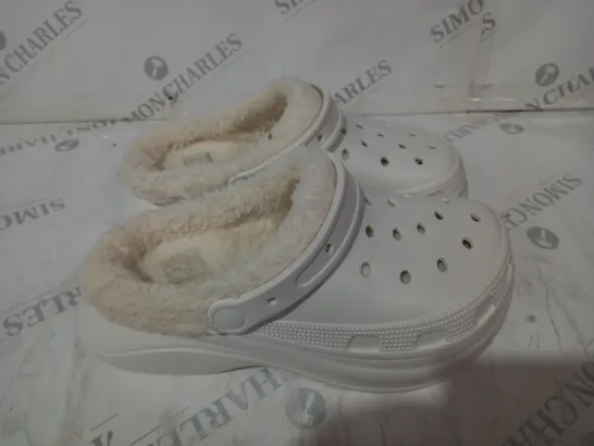 WHITE THICK CROCS STYLE SIZE 37/38