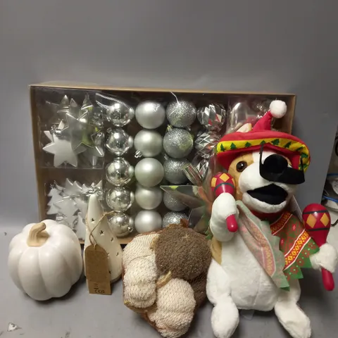 BOX OF APPROX 5 GEORGE HOME DECOR ITEMS TO INCLUDE ANIMATED DOG, CERAMIC PUMPKINS AND SILVER CHRISTMAS BAUBLES