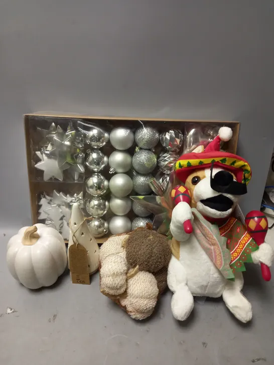 BOX OF APPROX 5 GEORGE HOME DECOR ITEMS TO INCLUDE ANIMATED DOG, CERAMIC PUMPKINS AND SILVER CHRISTMAS BAUBLES