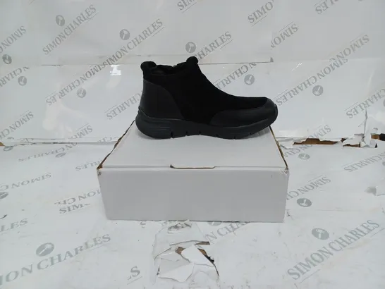 BOXED SKECHERS BLACK ARCHFIT ZIP DETAIL SHOES- UK 5.5