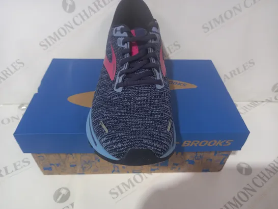 BOXED PAIR OF BROOKS GHOST 14 TRAINERS IN BLUE/FUCHSIA UK SIZE 7.5