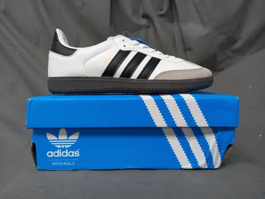 BOXED PAIR OF ADIDAS SAMBA VEGAN SHOES IN WHITE/BLACK UK SIZE 5