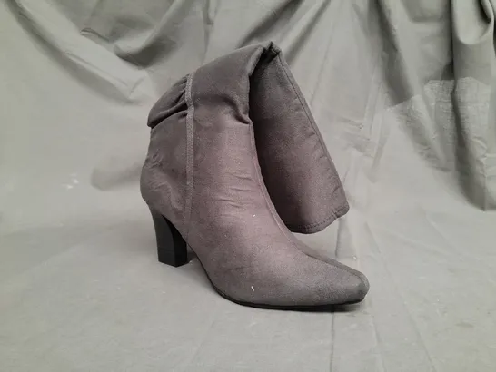 BOX OF APPROX 9 UNBRANDED HIGH HEEL BOOTS IN GREY - SIZE UNSPECIFIED 