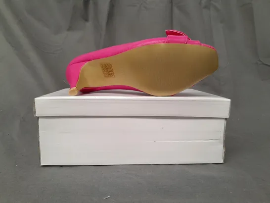 BOXED PAIR OF DESIGNER OPEN TOE MID HEELED SHOES IN FUCHSIA EU SIZE 37