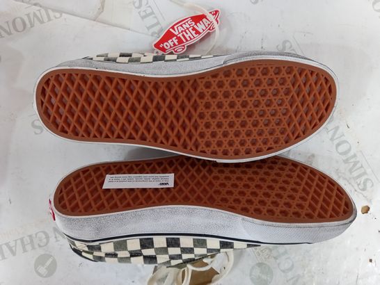 BOXED PAIR OF VANS GREEN/CREAM/BLACK CHEQUERED SHOES - UK 6.5