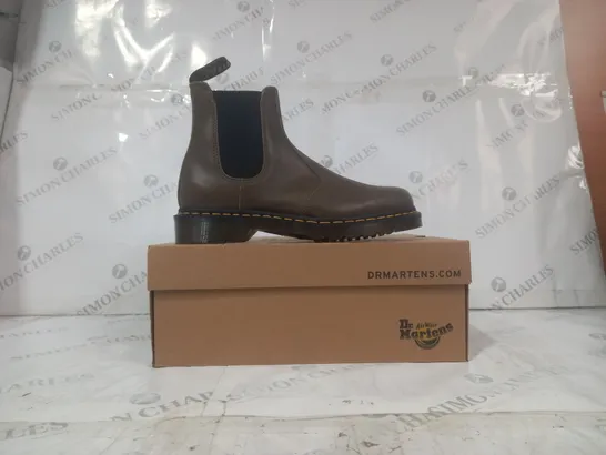 BOXED PAIR OF DR MARTENS 2976 BOOTS IN OLIVE UK SIZE 7